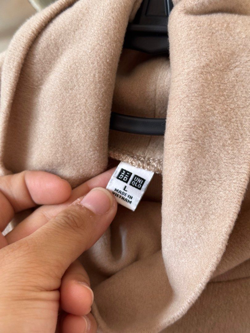UNIQLO HEATTECH TURTLE NECK (Category: Coats, Jackets and Outerwear) located in Cabuyao City. Submitted by mgcleaned (Listing ID 1429354117, Image 2). Description: Used twice tapos napatago na. In v good condition. Needs washing though nasa cabinet ko lang .