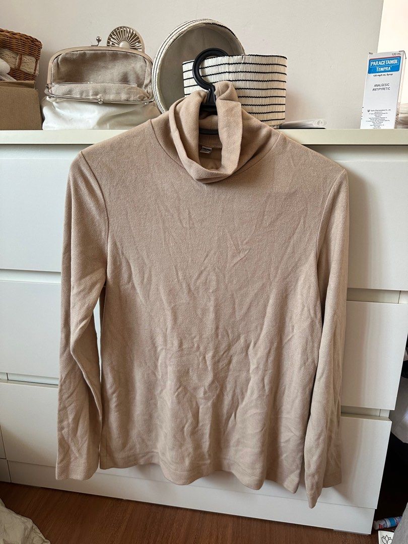 UNIQLO HEATTECH TURTLE NECK (Category: Coats, Jackets and Outerwear) located in Cabuyao City. Submitted by mgcleaned (Listing ID 1429354117, Image 1). Description: Used twice tapos napatago na. In v good condition. Needs washing though nasa cabinet ko lang .