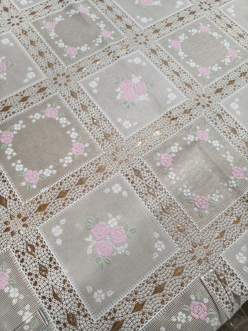 1.38m x 1.8m-New vintage Floral Tablecloth with Lace Trim