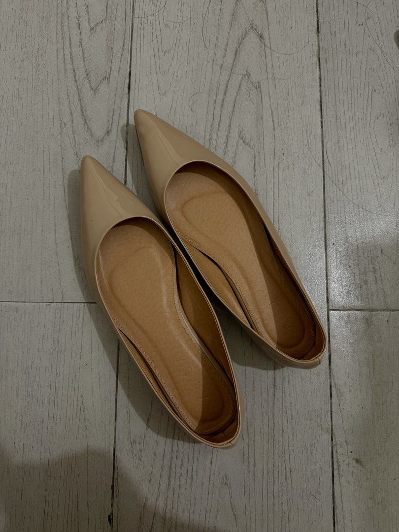 Vita Linya Rebel Pointed-toe Flats (Category: Flats & Sandals) located in Makati City. Submitted by closetreset_ (Listing ID 1429485833, Image 1). Description: Vita Linya Rebel Flats Size 9 Bought from a carouseller also, with box Lightly used, still very presentable Perfect for office girlies ✨ Shipping c/o buyer.