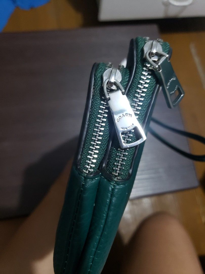 Wristlet CU919 emerald green (Category: Wallets & Card holders) located in Manila. Submitted by feg39 (Listing ID 1429426310, Image 3). Description: used pls zoom pics for issue sa leather nya location picl up MARULAS, vALENZUELA.