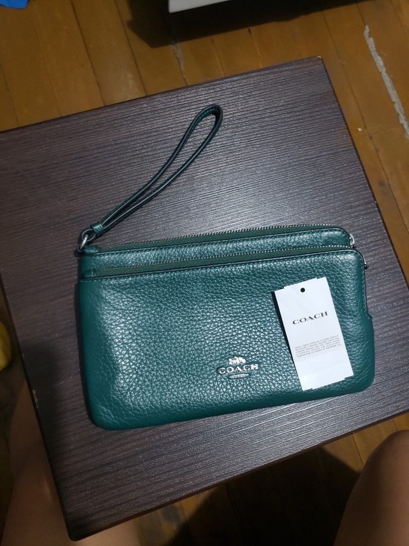 Wristlet CU919 emerald green (Category: Wallets & Card holders) located in Manila. Submitted by feg39 (Listing ID 1429426310, Image 1). Description: used pls zoom pics for issue sa leather nya location picl up MARULAS, vALENZUELA.