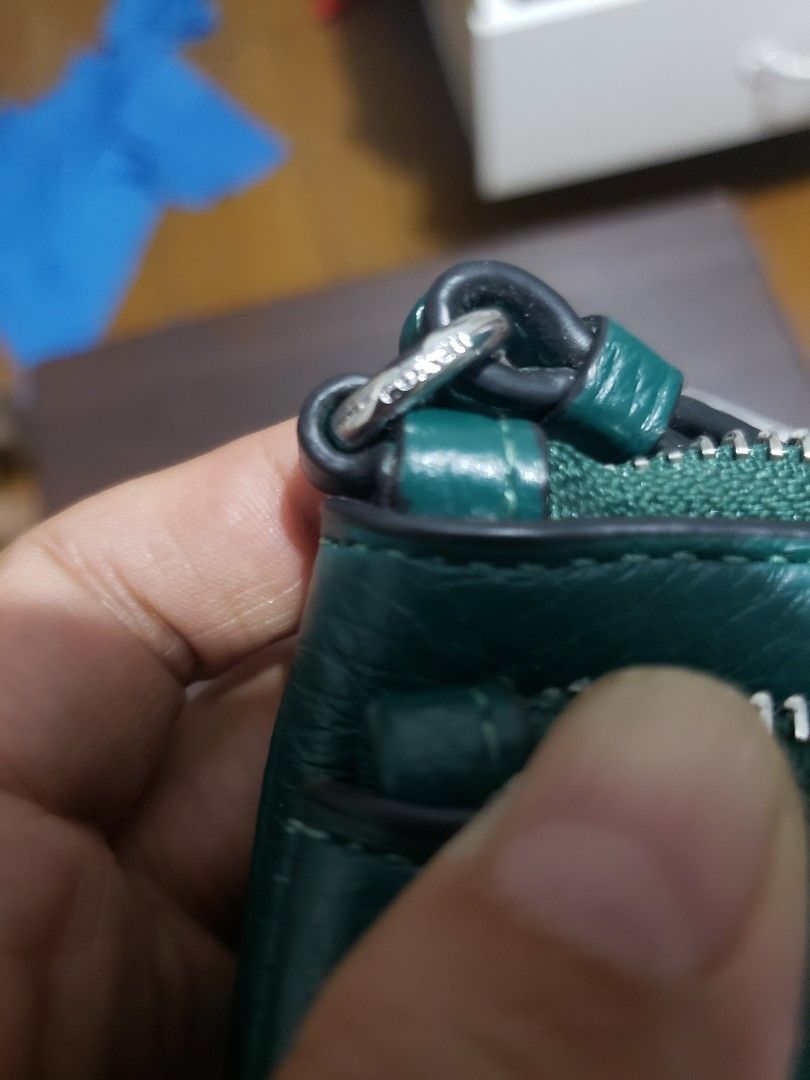 Wristlet CU919 emerald green (Category: Wallets & Card holders) located in Manila. Submitted by feg39 (Listing ID 1429426310, Image 2). Description: used pls zoom pics for issue sa leather nya location picl up MARULAS, vALENZUELA.
