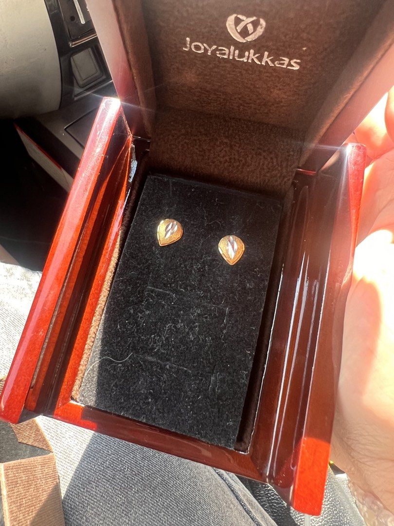 22K JOYALUKKAS PEAR SHAPE EARRINGS 2TONE 2.11 (Category: Earrings) located in Caloocan City. Submitted by dulchecollections (Listing ID 1424700959, Image 3). Description: - 22K Joyalukkas Earrings (well known in india to middle east) - Pear-shaped design - Two-tone color -2.11 GRAMS WITH RECEIPT -GOLD PAKAW WITH BRAND’s ENGRAVED.