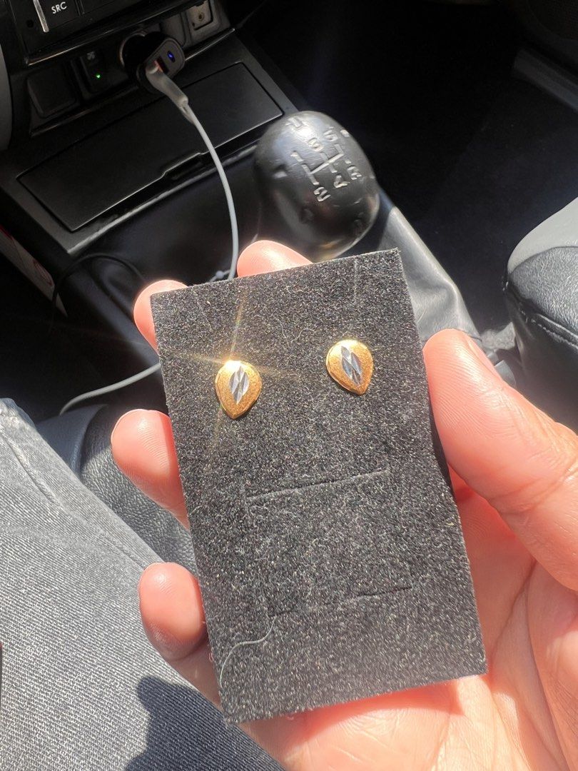 22K JOYALUKKAS PEAR SHAPE EARRINGS 2TONE 2.11 (Category: Earrings) located in Caloocan City. Submitted by dulchecollections (Listing ID 1424700959, Image 1). Description: - 22K Joyalukkas Earrings (well known in india to middle east) - Pear-shaped design - Two-tone color -2.11 GRAMS WITH RECEIPT -GOLD PAKAW WITH BRAND’s ENGRAVED.