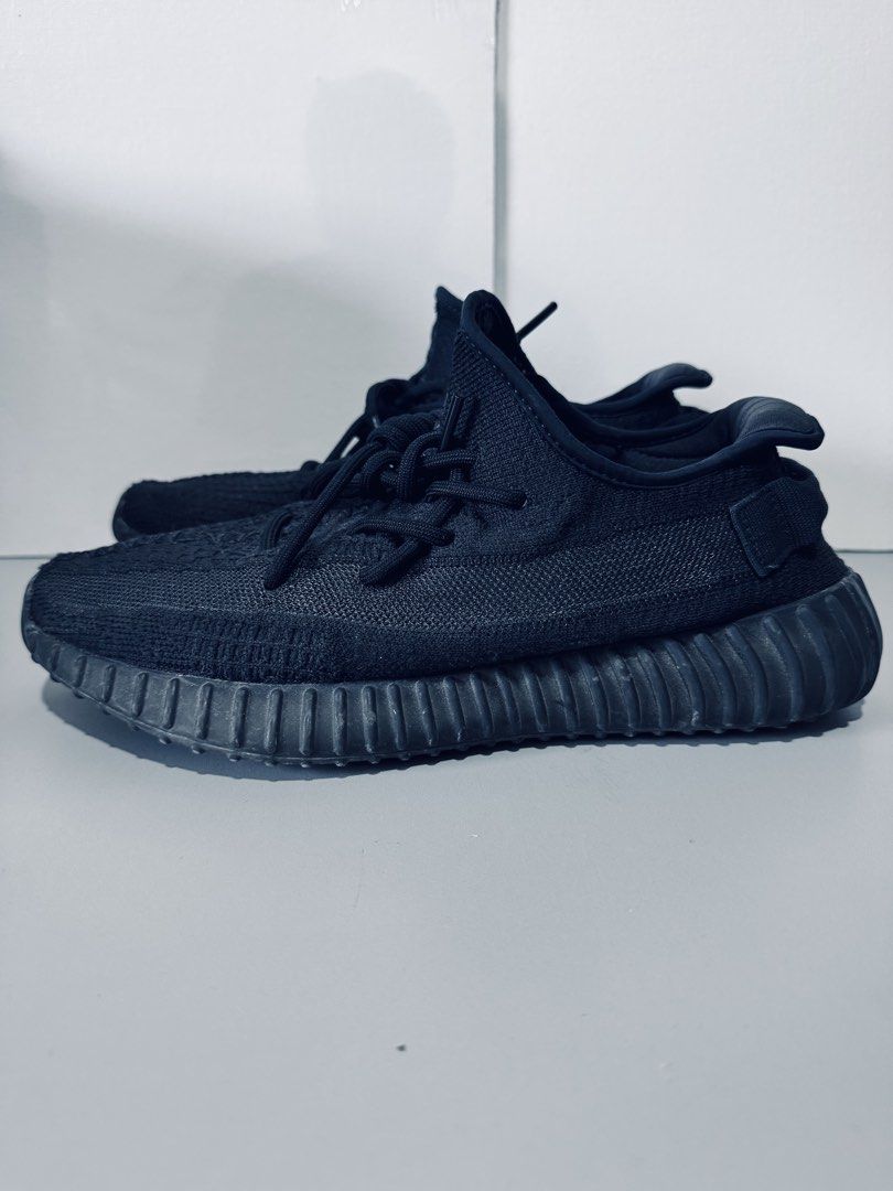 Adidas Yeezy Boost 350 V2 Black (Category: Sneakers) located in Caloocan City. Submitted by nuoph (Listing ID 1424642506, Image 1). Description: Yeezy Boost 350 Triple Black Purchased sa Japan Used US 9.5 for men No box SRP 20k+ Selling for only 6,900 FREE acrylic Shoe case.