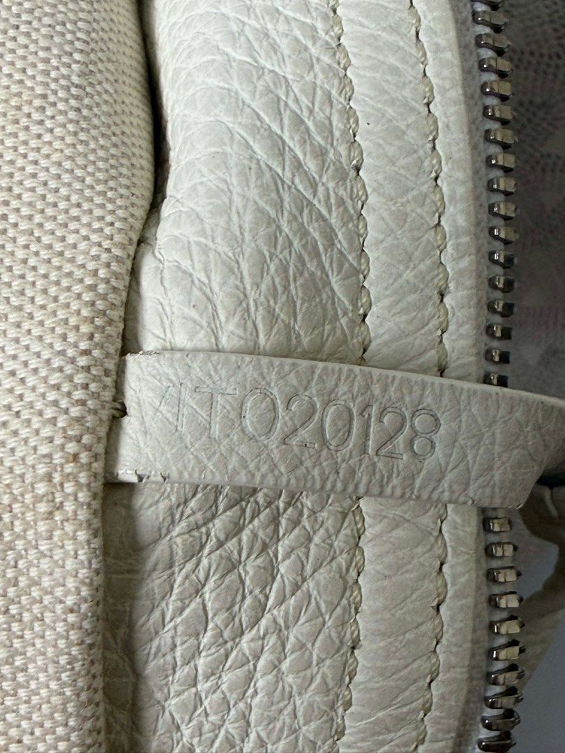 Authentic Goyard St. Louis Tote Bag (Category: Luxury Bags & Wallets) located in Bayambang. Submitted by aevan143 (Listing ID 1424592721, Image 3). Description: Authentic, with sign of usage.