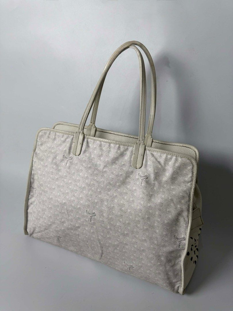 Authentic Goyard St. Louis Tote Bag (Category: Luxury Bags & Wallets) located in Bayambang. Submitted by aevan143 (Listing ID 1424592721, Image 1). Description: Authentic, with sign of usage.