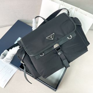 (Category: ) located in . Submitted by luxcloset.shop (Listing ID 1424685081, Image 1). Description: .