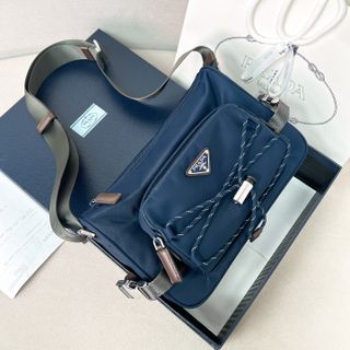 (Category: ) located in . Submitted by luxcloset.shop (Listing ID 1424623494, Image 1). Description: .