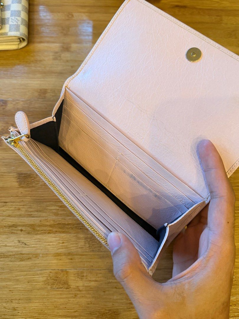 Balenciaga Classic Continental Wallet (Category: Luxury Bags & Wallets) located in Bayambang. Submitted by aevan143 (Listing ID 1424593619, Image 3). Description: .
