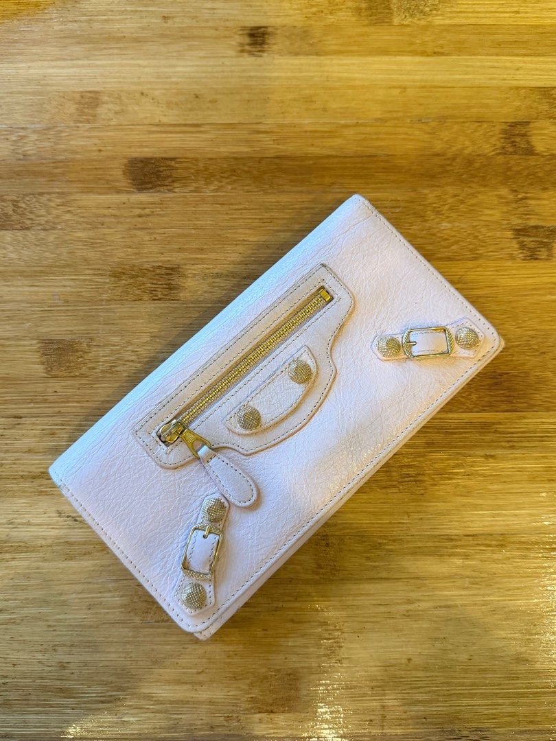 Balenciaga Classic Continental Wallet (Category: Luxury Bags & Wallets) located in Bayambang. Submitted by aevan143 (Listing ID 1424593619, Image 1). Description: .