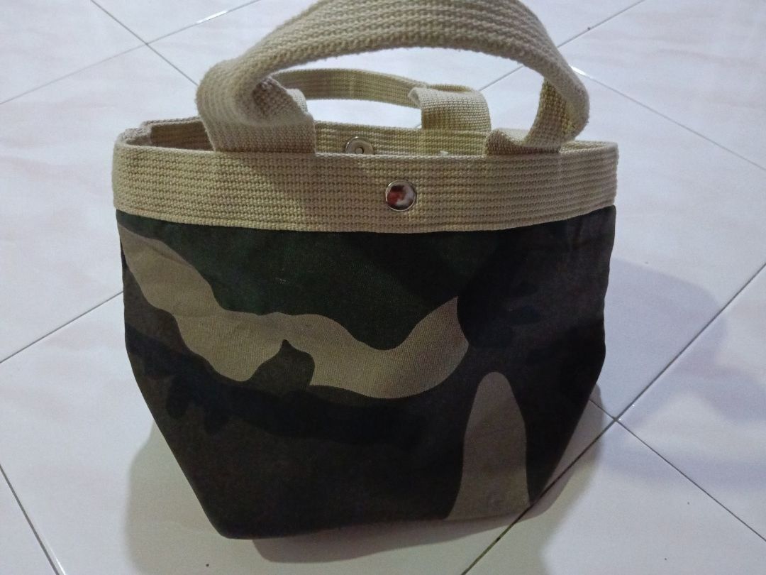 Basic Traditional Camouflage Bucket Tote Bag (Category: Tote Bags) located in Kluang. Submitted by ybbandels (Listing ID 1424585127, Image 1). Description: - Camouflage pattern tote bag - sizing XS - Beige handles and trim - Snap closure - Interior zippered pocket - Made of canvas - Brand: "Basic Traditional".