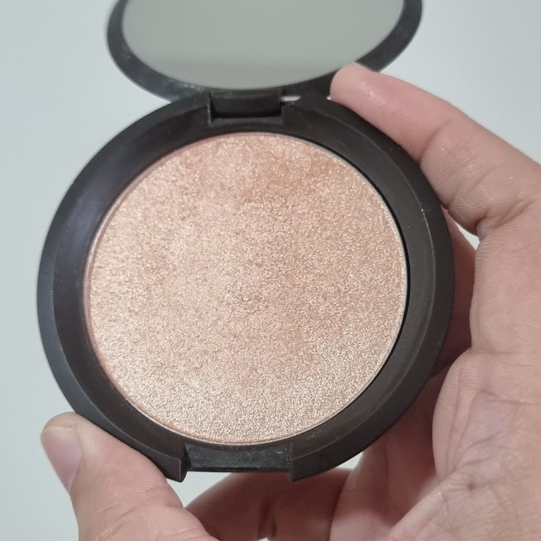 Becca Shimmering Skin Perfector (Pressed) (Category: Makeup) located in Pasig City. Submitted by lesmitch (Listing ID 1424582710, Image 1). Description: ▪︎Shade: Champagne Pop ▪︎There's a small crack in the casing ~ Check all photos for the item's actual condition and measurements ~ Payment is via gcash, pay maya or bdo ~ Shipping is via lalamove, grab, j&t or you can book your own preferred courier ~ There could be a slight difference in color d