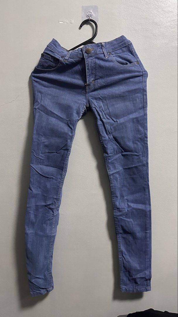 Kamiseta Blue Denim Jeans (Category: Jeans) located in San Juan City. Submitted by Goodstuffhere (Listing ID 1424591482, Image 1). Description: - Light blue wash denim jeans - Slim fit - Classic five-pocket design - Button and zipper closure - Suitable for everyday wear.