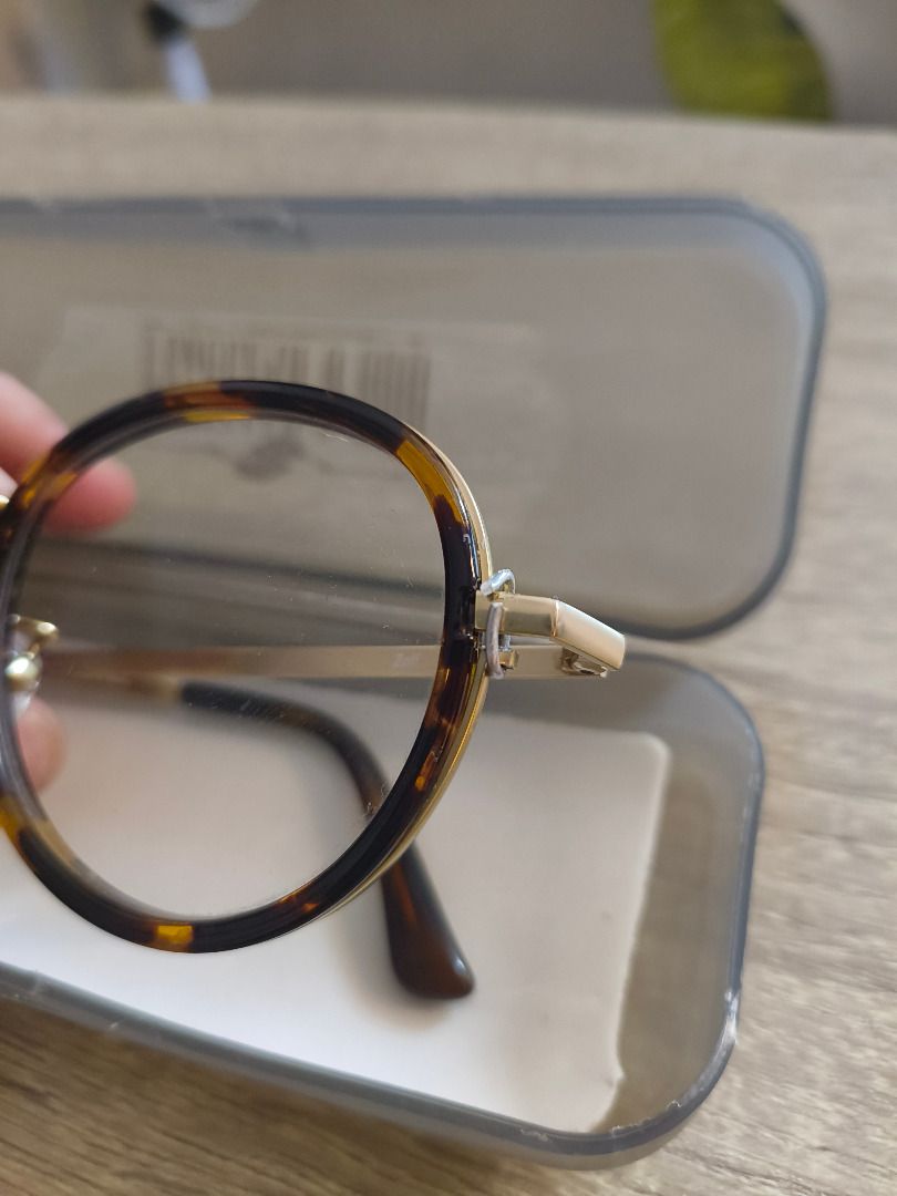 Brown Pattern Round Frame Eyeglasses (Category: Sunglasses & Eyewear) located in Mandaluyong City. Submitted by delubyoboi (Listing ID 1424703244, Image 3). Description: - Graded Round-ish frame eyeglasses with a tortoise shell pattern - Not the original case pero I'll include it as well Issue: Yung screw on the left ay natanggal pero obviously pwede ipa-screw sa optical stores kapag papalitan yung lenses. RFS: Not used anymore.
