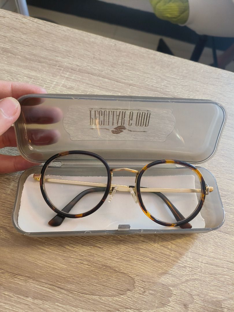Brown Pattern Round Frame Eyeglasses (Category: Sunglasses & Eyewear) located in Mandaluyong City. Submitted by delubyoboi (Listing ID 1424703244, Image 2). Description: - Graded Round-ish frame eyeglasses with a tortoise shell pattern - Not the original case pero I'll include it as well Issue: Yung screw on the left ay natanggal pero obviously pwede ipa-screw sa optical stores kapag papalitan yung lenses. RFS: Not used anymore.