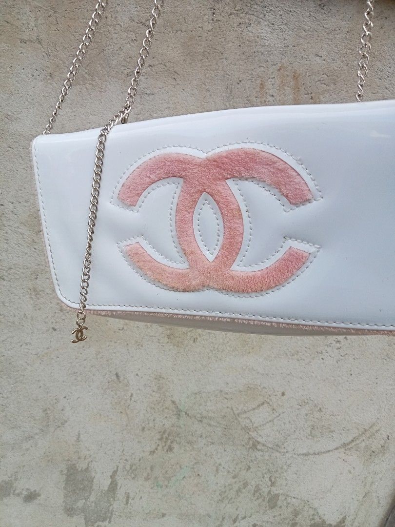 Chanel patent precision vip 2 way bag (Category: Luxury Bags & Wallets) located in Bagabag. Submitted by thrift_stories96 (Listing ID 1424691148, Image 2). Description: Chanel patent precision vip 2 way bag Pwede po ito maging shoulder bag at crossbody Size small Kasya phone at wallets Clean interior Needs lang po konting linis sa exterior Bago papo.
