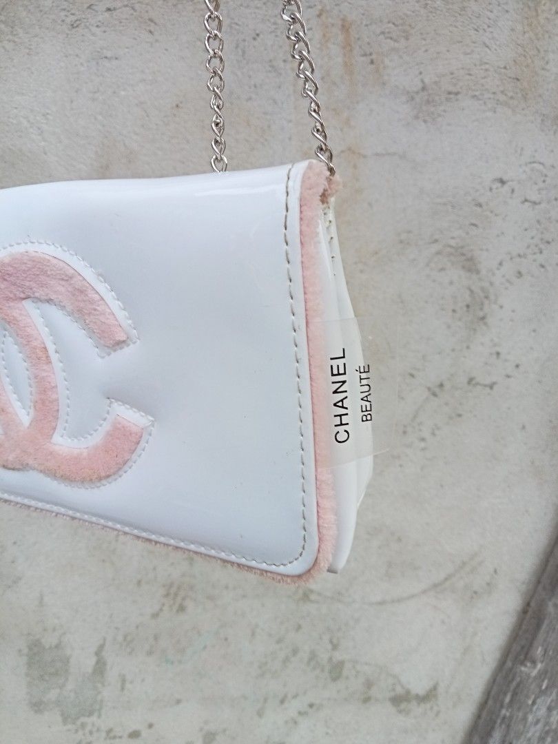 Chanel patent precision vip 2 way bag (Category: Luxury Bags & Wallets) located in Bagabag. Submitted by thrift_stories96 (Listing ID 1424691148, Image 3). Description: Chanel patent precision vip 2 way bag Pwede po ito maging shoulder bag at crossbody Size small Kasya phone at wallets Clean interior Needs lang po konting linis sa exterior Bago papo.
