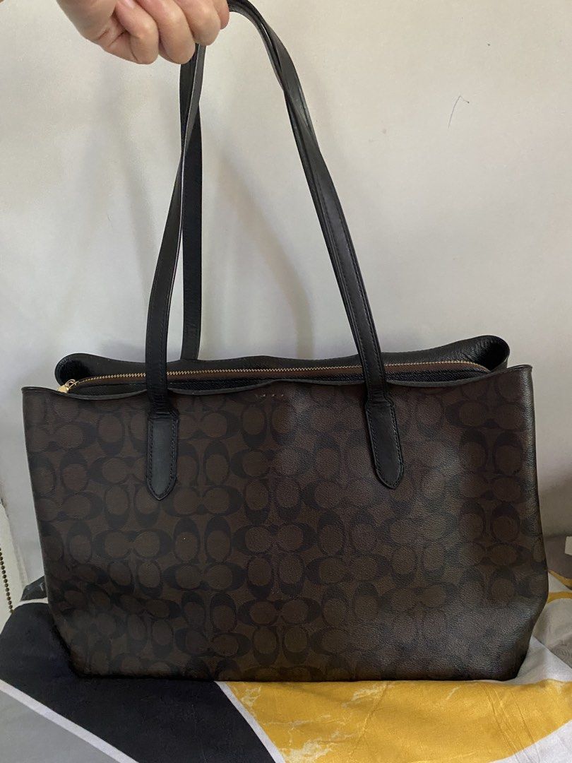 Coach Large Avenue Tote Bag (Category: Luxury Bags & Wallets) located in Cavite. Submitted by zarrieluzano07 (Listing ID 1424558274, Image 3). Description: Original coach bag po not ukay my flaws lang po pero definitely in good condition .