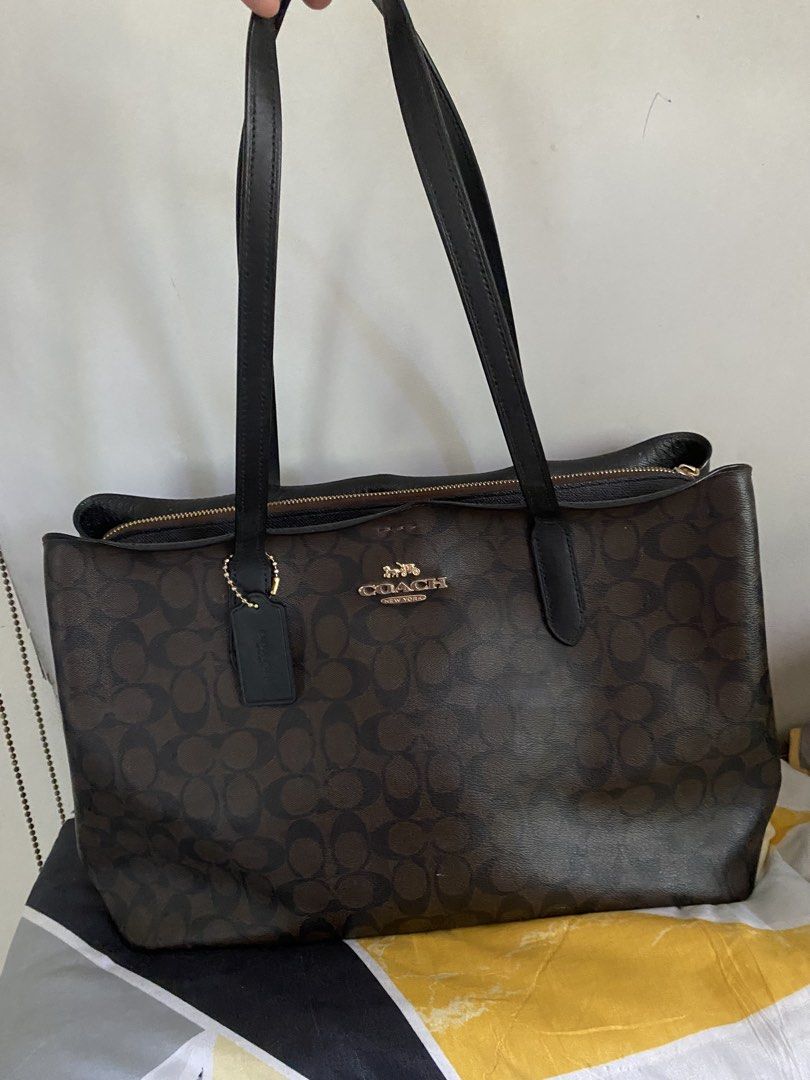 Coach Large Avenue Tote Bag (Category: Luxury Bags & Wallets) located in Cavite. Submitted by zarrieluzano07 (Listing ID 1424558274, Image 2). Description: Original coach bag po not ukay my flaws lang po pero definitely in good condition .