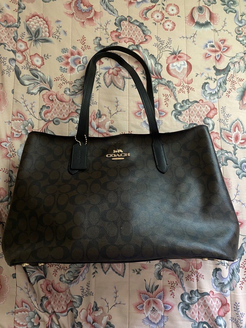 Coach Large Avenue Tote Bag (Category: Luxury Bags & Wallets) located in Cavite. Submitted by zarrieluzano07 (Listing ID 1424558274, Image 1). Description: Original coach bag po not ukay my flaws lang po pero definitely in good condition .