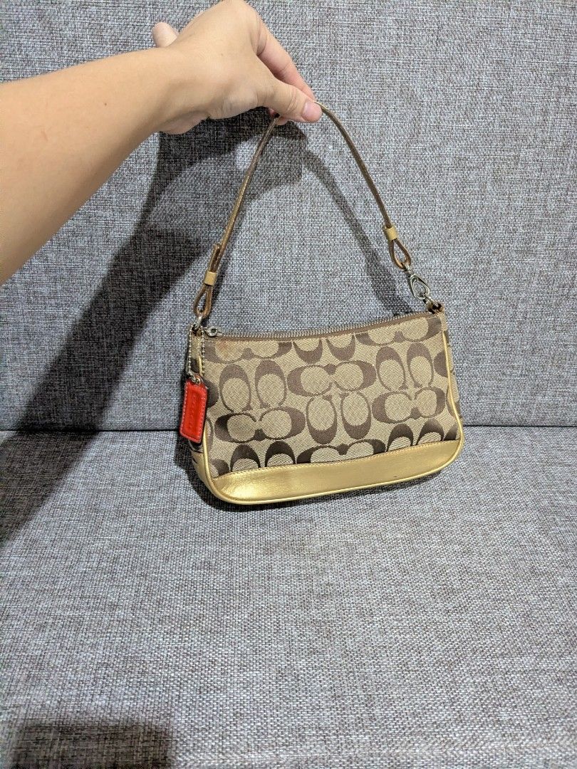 Coach Signature Shoulder Bag (Category: Luxury Bags & Wallets) located in Tuguegarao City. Submitted by globeeneace (Listing ID 1424532455, Image 1). Description: Coach kilibag issue: Recolored in gold missing puller .