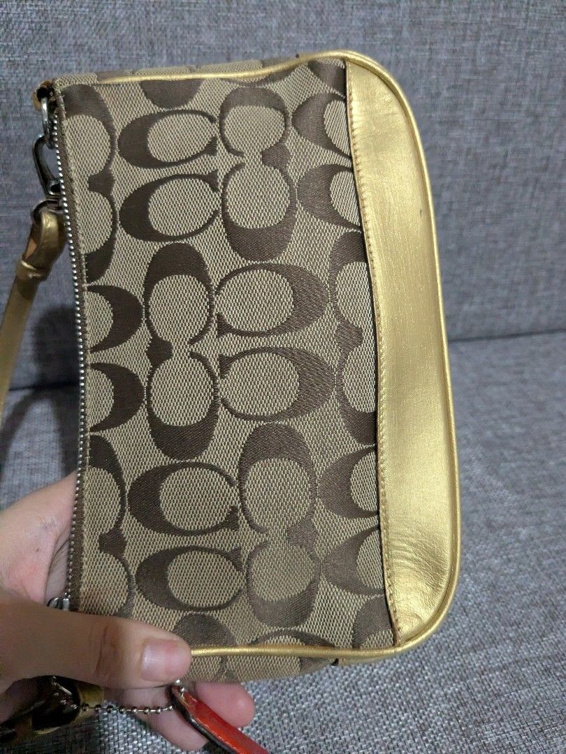 Coach Signature Shoulder Bag (Category: Luxury Bags & Wallets) located in Tuguegarao City. Submitted by globeeneace (Listing ID 1424532455, Image 3). Description: Coach kilibag issue: Recolored in gold missing puller .