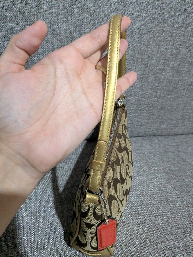Coach Signature Shoulder Bag (Category: Luxury Bags & Wallets) located in Tuguegarao City. Submitted by globeeneace (Listing ID 1424532455, Image 2). Description: Coach kilibag issue: Recolored in gold missing puller .