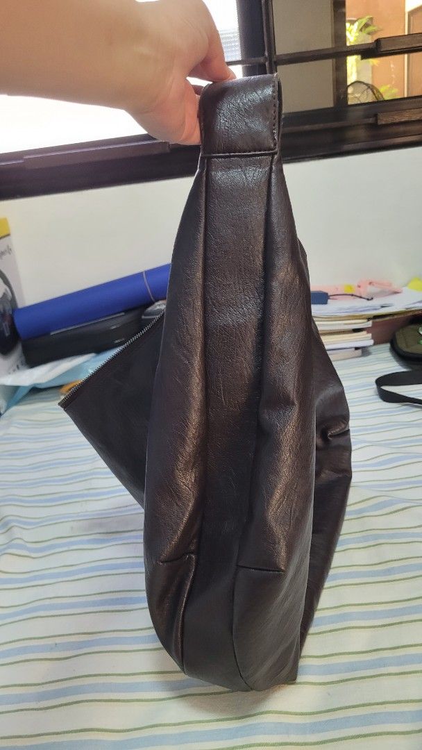Dark Brown Large Tote (Category: Tote Bags) located in Las Pinas. Submitted by declutterthevault (Listing ID 1424548934, Image 2). Description: - Bought in Tikt0k sh0p - Never been used - Can Fit Laptop.