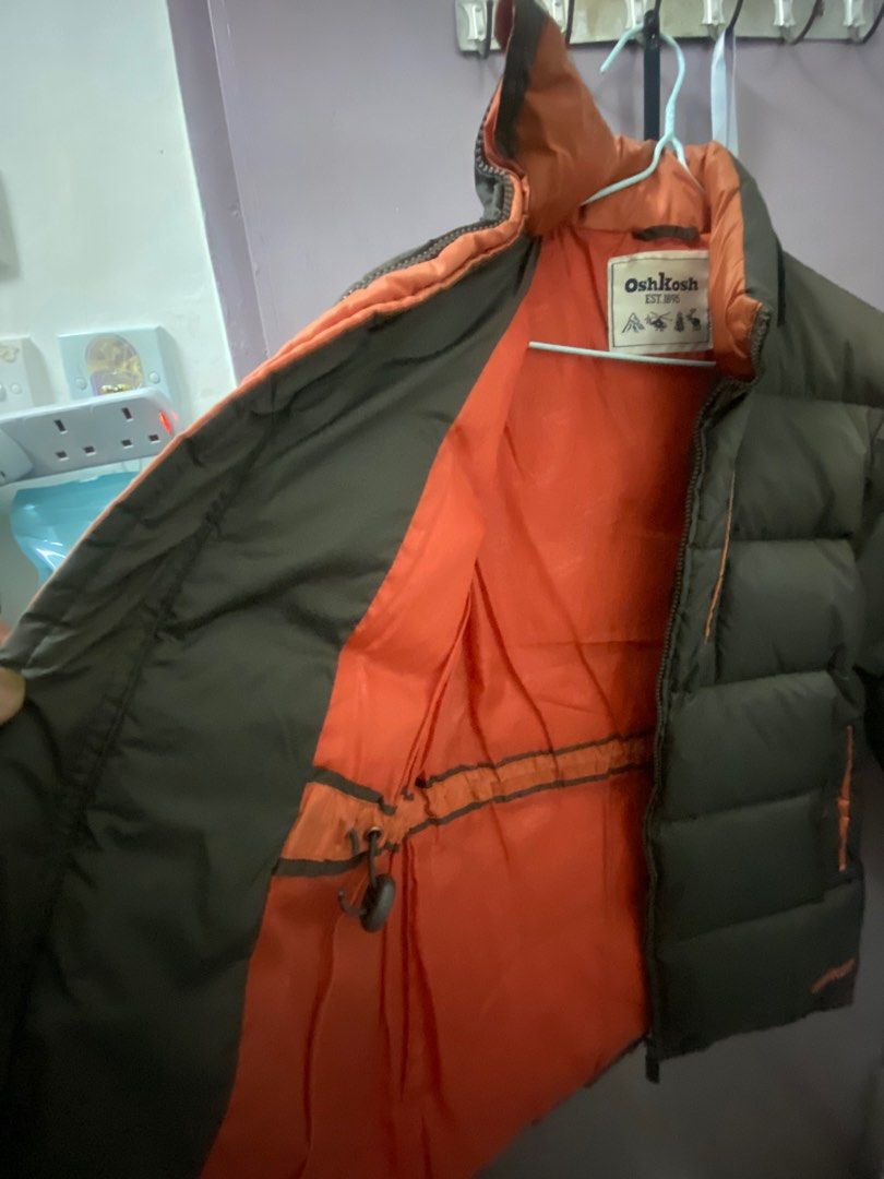Down Jacket （分類：外套及戶外衣服）位於 Hong Kong。 由 Jheane 提交（商品編號 1424524256，圖片 2）。簡介： Down jacket, waist adjustable, small to medium size.OSHKOSH brand name, combination of brown and orange inside。