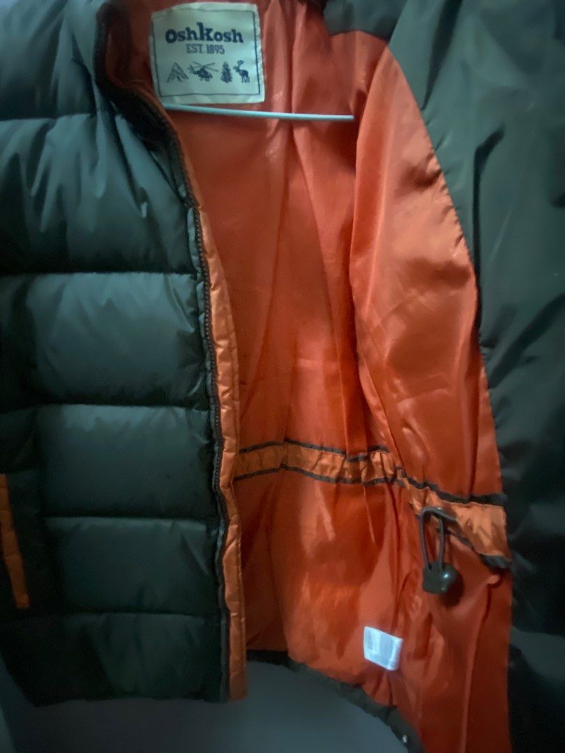 Down Jacket （分類：外套及戶外衣服）位於 Hong Kong。 由 Jheane 提交（商品編號 1424524256，圖片 3）。簡介： Down jacket, waist adjustable, small to medium size.OSHKOSH brand name, combination of brown and orange inside。