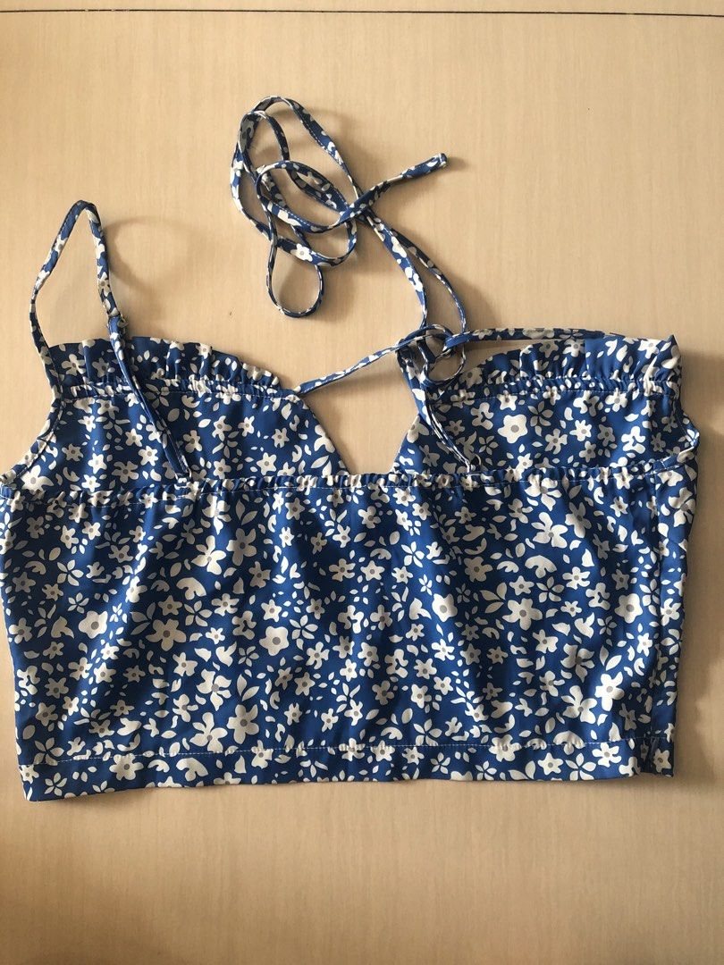 Floral Crop Top with Tie Straps (Category: Sleeveless) located in Manila. Submitted by hjxoz (Listing ID 1424603329, Image 2). Description: - Blue floral crop top - Features tie straps - Sweetheart neckline - Cropped length - Ideal for high-waisted bottoms - Made of lightweight fabric - Dm for more info! - Price is Negotiable.