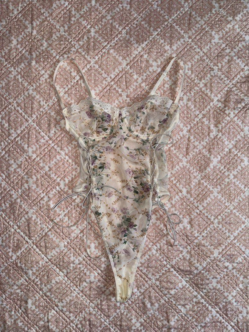 Floral Lace Bodysuit (Category: Others Tops) located in Manila. Submitted by andreaaarut2 (Listing ID 1424570560, Image 1). Description: - SHEIN Floral Lace Bodysuit 🤍💐 - Size: XS - Features a delicate floral print - Lace detailing - Layered design - Condition: Excellent - Delivery via Lalamove/Grab (buyer shoulders the fee) 🫶🏼.