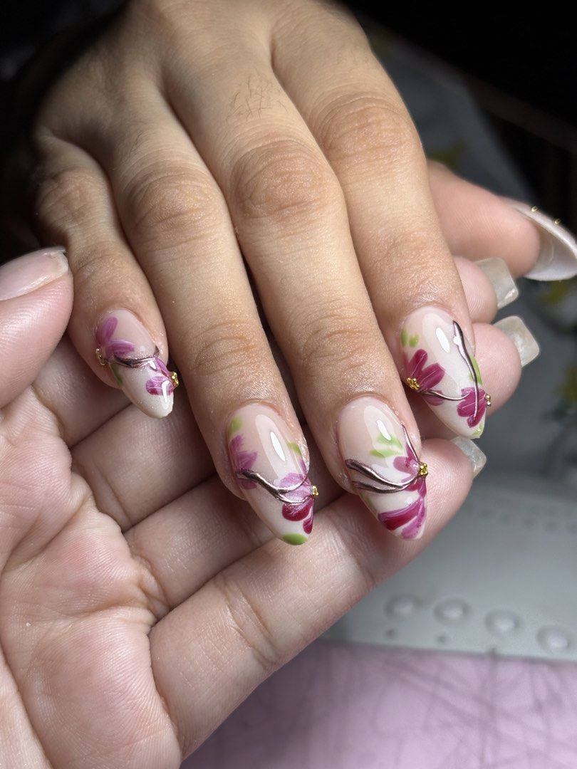 Floral Set (Handmade press-ons/Custom press-ons) (Category: Hands & Nails) located in Pasay City. Submitted by clawmachine2025 (Listing ID 1424614961, Image 2). Description: handmade press-ons for sale! og set from pinterest (last pic) 📌available in all sizes (xl-xs) 📌 made from sturdy and high quality materials 📌comes with a prep kit 📌accepts rush orders with a rush fee (₱150) 📌does customized nail designs 📍libertad arnaiz, pasay city.