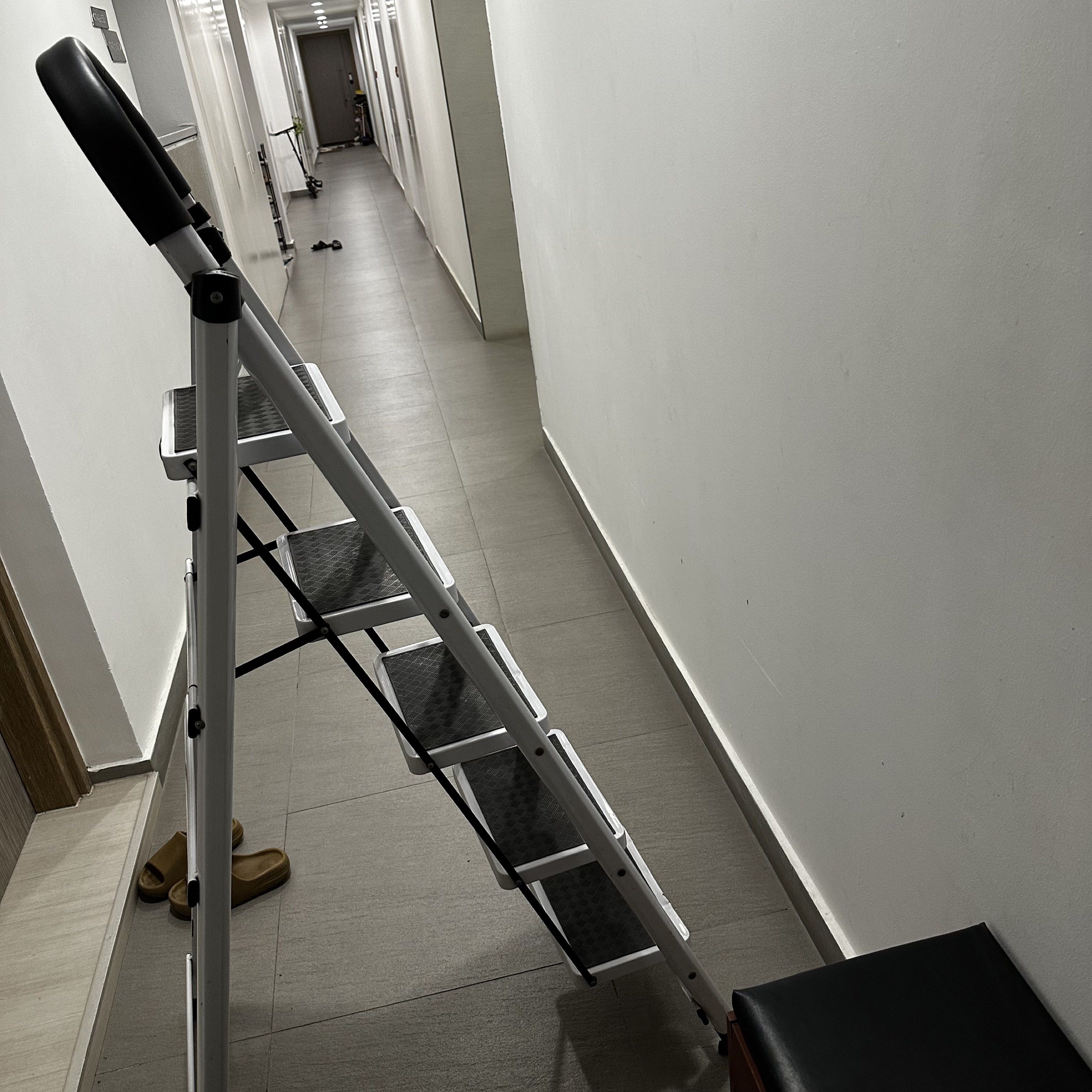 Foldable step ladder444975838198517762