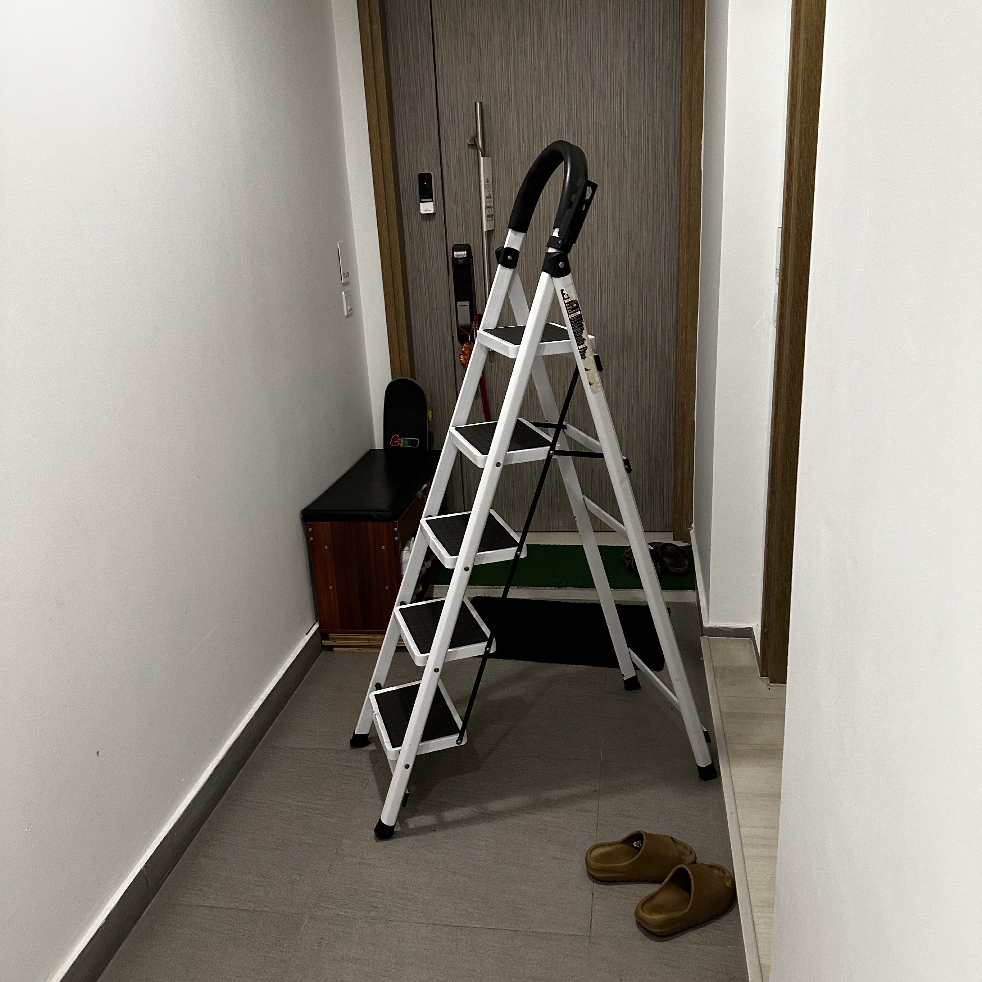 Foldable step ladder