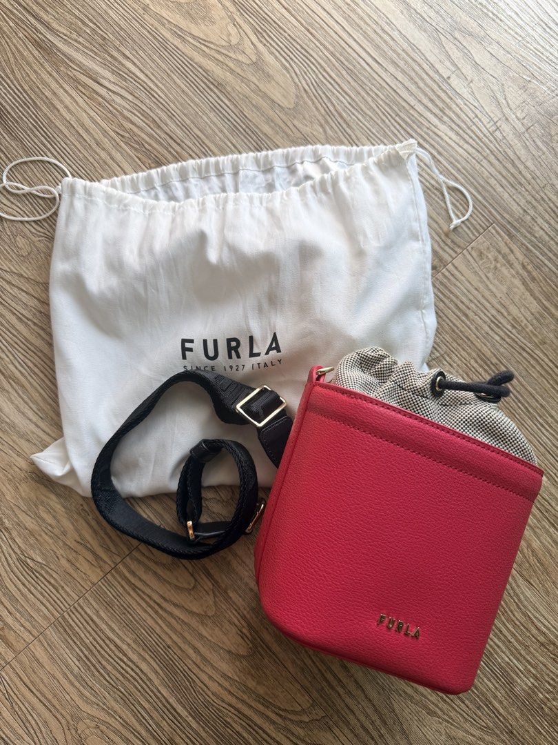 Furla Bucket Bag with Strap - Pink (Category: Luxury Bags & Wallets) located in Pasig City. Submitted by wandererscab_2.0 (Listing ID 1424583145, Image 1). Description: 💯 Original Used twice only NOT Ukay, this is my personal preloved item No issues, no scabbing, no scratches Good as new MOP: bdo or gcash Shipping c/o the buyer.