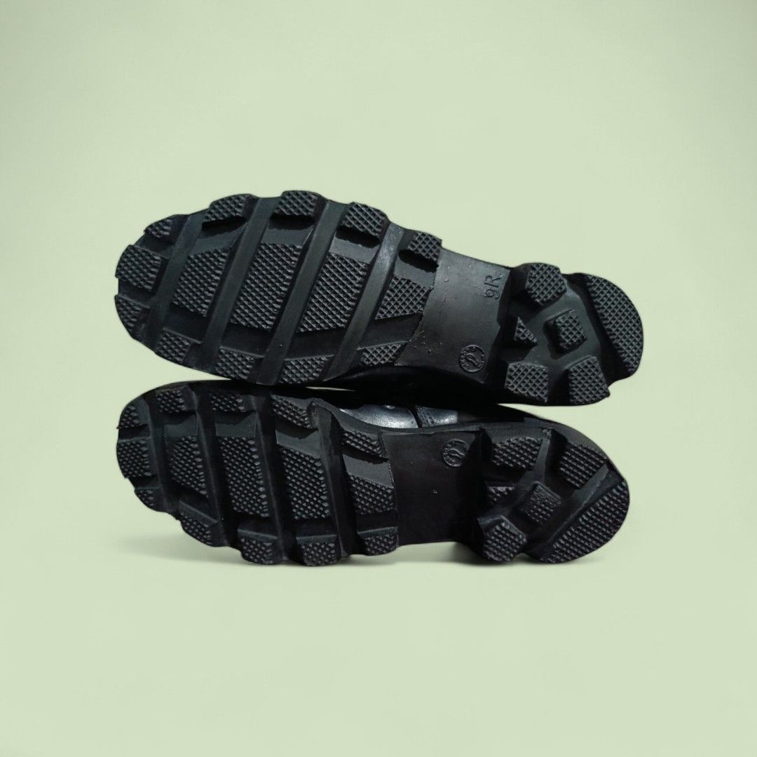 Gibson Combat Shoes (Category: Boots) located in Apalit. Submitted by wilddolphin.919cdd (Listing ID 1424656285, Image 3). Description: 🔥 FOR SALE: Gibson Combat Boots (UNUSED) – ₱2,500 ONLY 🔥 Looking for a stylish, durable, and versatile pair of boots? 👢✨ Selling my Gibson Combat Boots – Size 9 Brand new / unused (never worn outside!). ✅ Size 9 ✅ Classic combat boot design ✅ Durable and sturdy material ✅ Perfect for casual, streetwear, travel