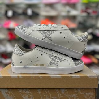 (Category: ) located in . Submitted by paalooksneakerhub (Listing ID 1424541881, Image 1). Description: .