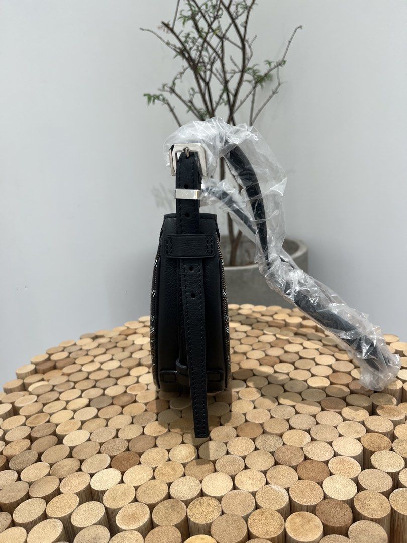 Goyard Paris Sling Bag (Category: Luxury Bags & Wallets) located in Taguig. Submitted by raraofpursemaison (Listing ID 1424597408, Image 2). Description: Goyard Hirondelle in Black 9/10 condition with creasing on the leather part Inclusions: paper bag, dust bag, gift receipt, tag, booklet and Entrupy certificate .
