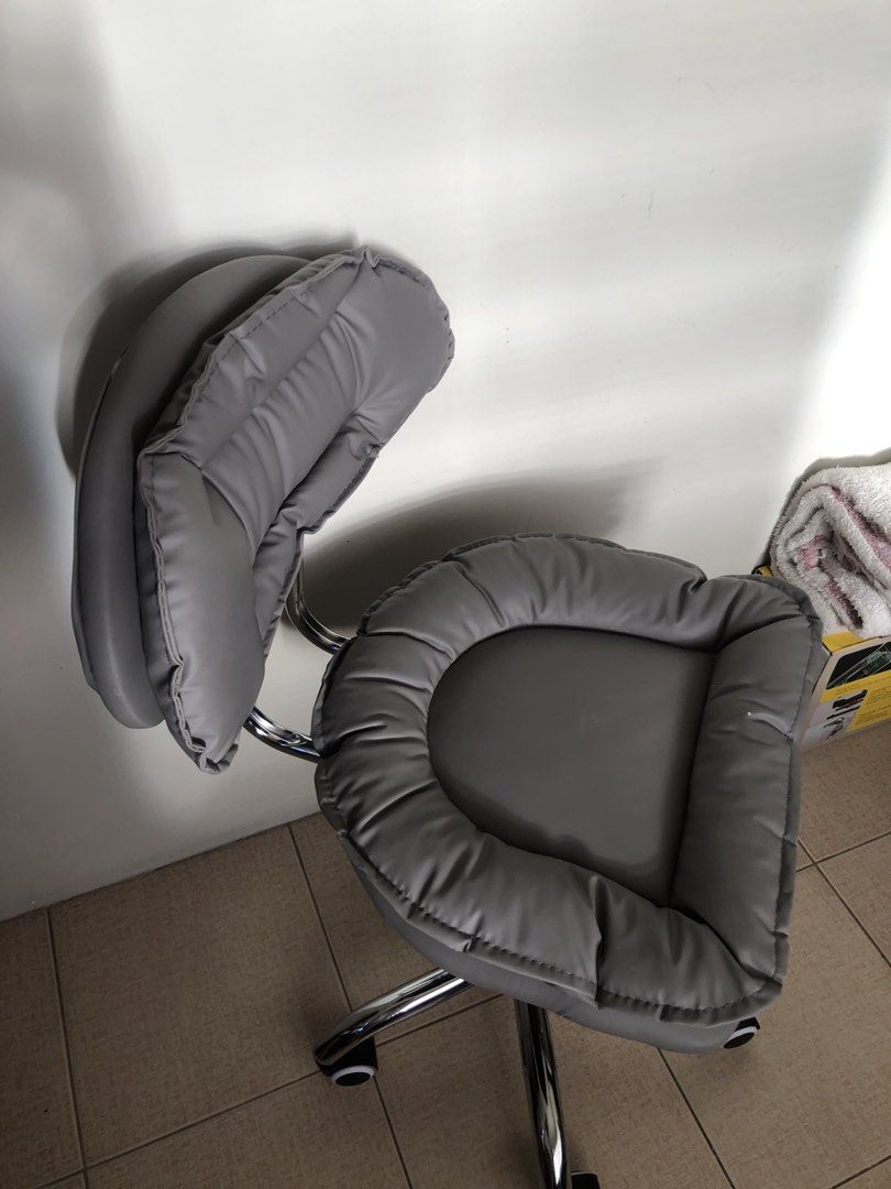 GRAY OFFICE/ SWIVEL CHAIR (Category: Office Furniture & Fixtures) located in Valenzuela. Submitted by kaths.collection (Listing ID 1424524703, Image 2). Description: - Bought from the orange app originally at 1300+ on Feb 28 - NEVER USED, assembled lang and kakatapon lang ng box today - RFS: Not the color I wanted - Lalamove only or pick up - Loc: Fatima, Valenzuela City Thank you! ✨.