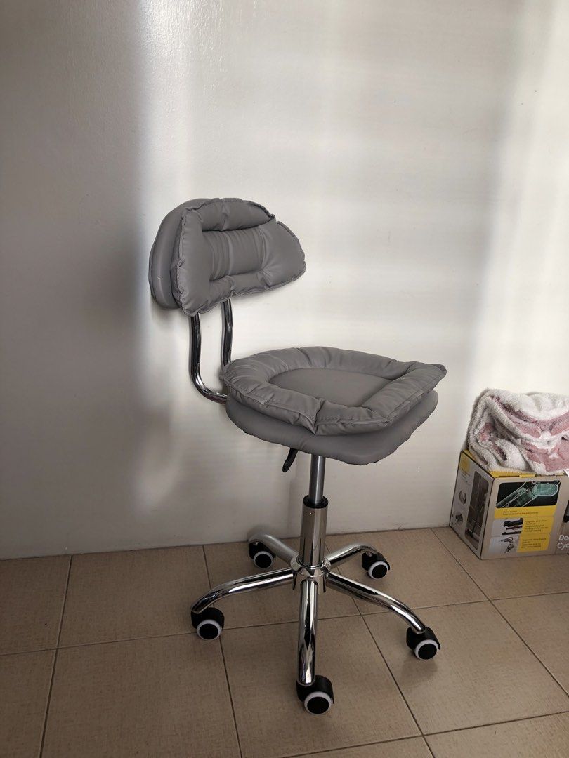 GRAY OFFICE/ SWIVEL CHAIR (Category: Office Furniture & Fixtures) located in Valenzuela. Submitted by kaths.collection (Listing ID 1424524703, Image 1). Description: - Bought from the orange app originally at 1300+ on Feb 28 - NEVER USED, assembled lang and kakatapon lang ng box today - RFS: Not the color I wanted - Lalamove only or pick up - Loc: Fatima, Valenzuela City Thank you! ✨.