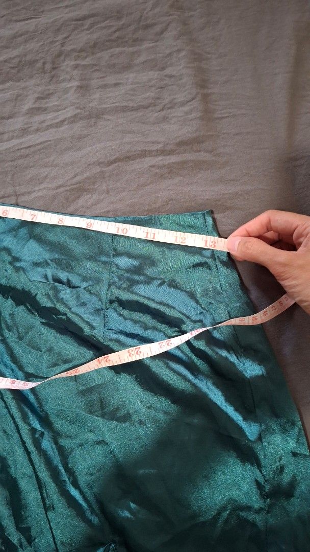 Green Mini Skirt (Category: Skirts) located in Las Pinas. Submitted by mgr29 (Listing ID 1424614774, Image 2). Description: - emerald green mini skirt - Features a slit detail - Made of silky material - Waist measurement: 14 inches - Mini skirt, sits above the knees - Solid teal color.