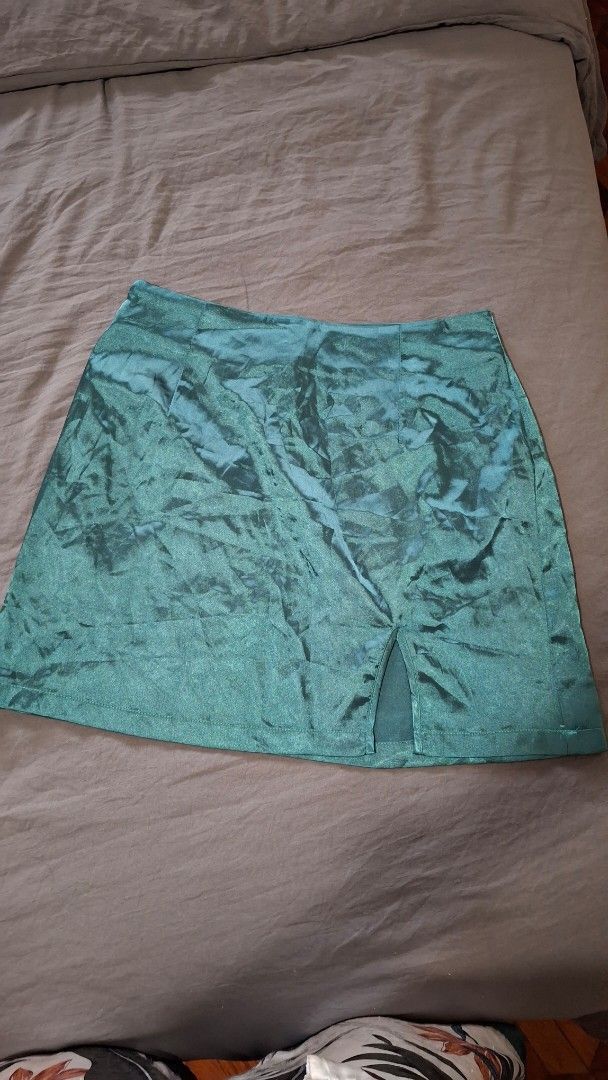 Green Mini Skirt (Category: Skirts) located in Las Pinas. Submitted by mgr29 (Listing ID 1424614774, Image 1). Description: - emerald green mini skirt - Features a slit detail - Made of silky material - Waist measurement: 14 inches - Mini skirt, sits above the knees - Solid teal color.