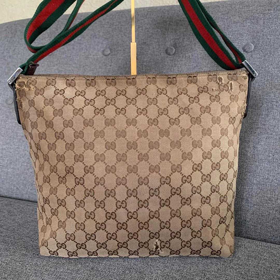 GUCCI SHERRYLINE CROSBODY BAG (Category: Luxury Bags & Wallets) located in Madrid. Submitted by jhunaceee (Listing ID 1424553363, Image 2). Description: 💯ORIG MAY RUBS LANG PWEDI LAGYAN NG PATCH (NASA LIKOD NA PART) NEGO.