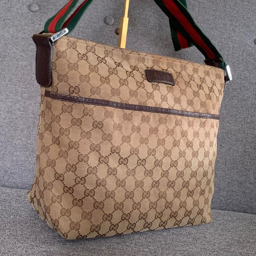 GUCCI SHERRYLINE CROSBODY BAG (Category: Luxury Bags & Wallets) located in Madrid. Submitted by jhunaceee (Listing ID 1424553363, Image 3). Description: 💯ORIG MAY RUBS LANG PWEDI LAGYAN NG PATCH (NASA LIKOD NA PART) NEGO.