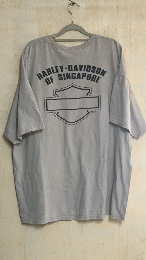 Harley-Davidson Motorcycle T-shirt (Category: Tshirts & Polo Shirts ) located in San Pedro. Submitted by gabrielle2003 (Listing ID 1424562220, Image 2). Description: - Gray Harley-Davidson T-shirt - Features a large eagle graphic on the front - Front graphic includes the Harley-Davidson logo and "Since 1903" - Back of shirt has "Harley-Davidson of Singapore" printed on it - Size: Large.