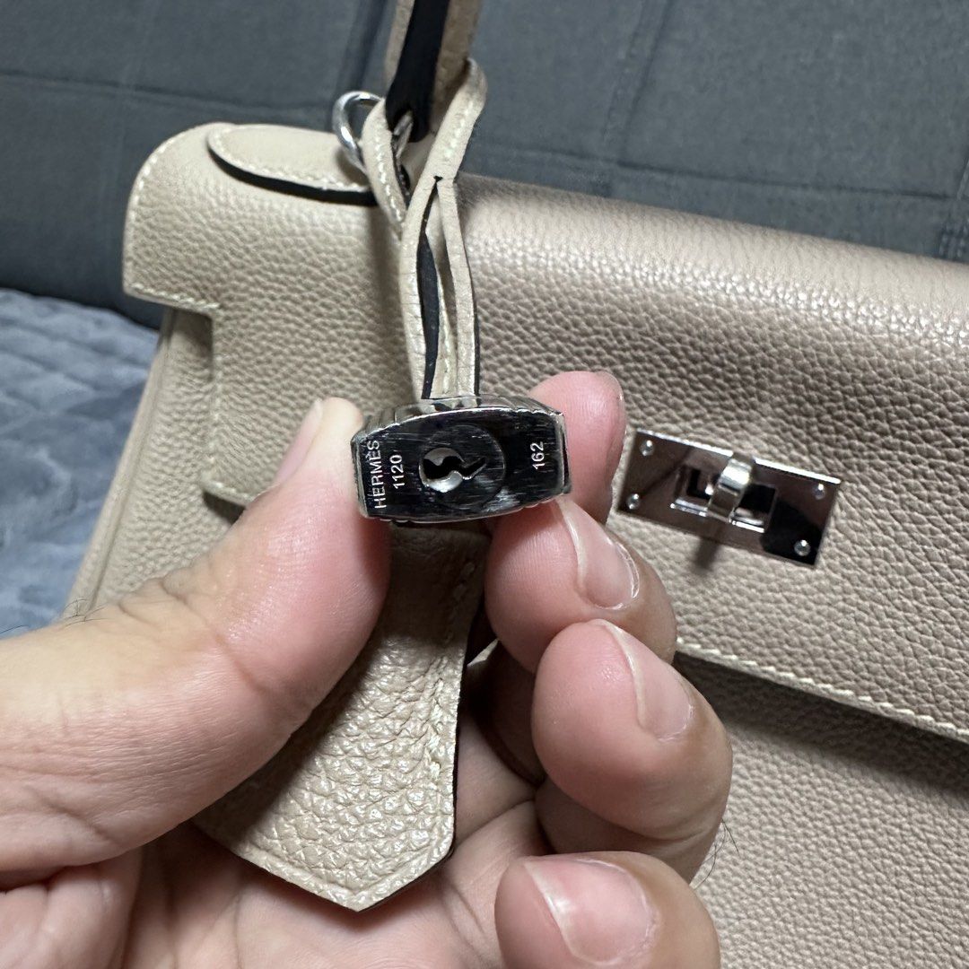 HERMES KELLY 28 (Category: Luxury Bags & Wallets) located in Manila. Submitted by puppyinsane (Listing ID 1424695104, Image 3). Description: TOP HANDLE/SHOULDER BAG WHAT U SEE IS WHAT U GET 9.5/10 CONDITION WALANG AMOY WITH ORIGINAL DUST BAG MIRROR BAGS SULIT PANG PERSONAL PO.