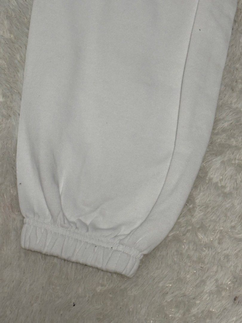 H&M Athletic Club Sweatpants (Category: Other Bottoms) located in Valenzuela. Submitted by cl_dnlla (Listing ID 1424664102, Image 2). Description: White Jogging Pants side pockets adjustable XS-M .